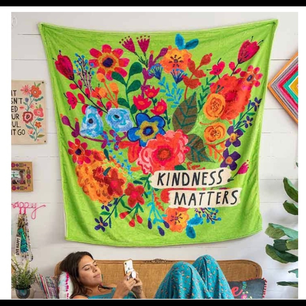 Natural Life 🌻Kindness Matters Fleece Tapestry Blanket💕